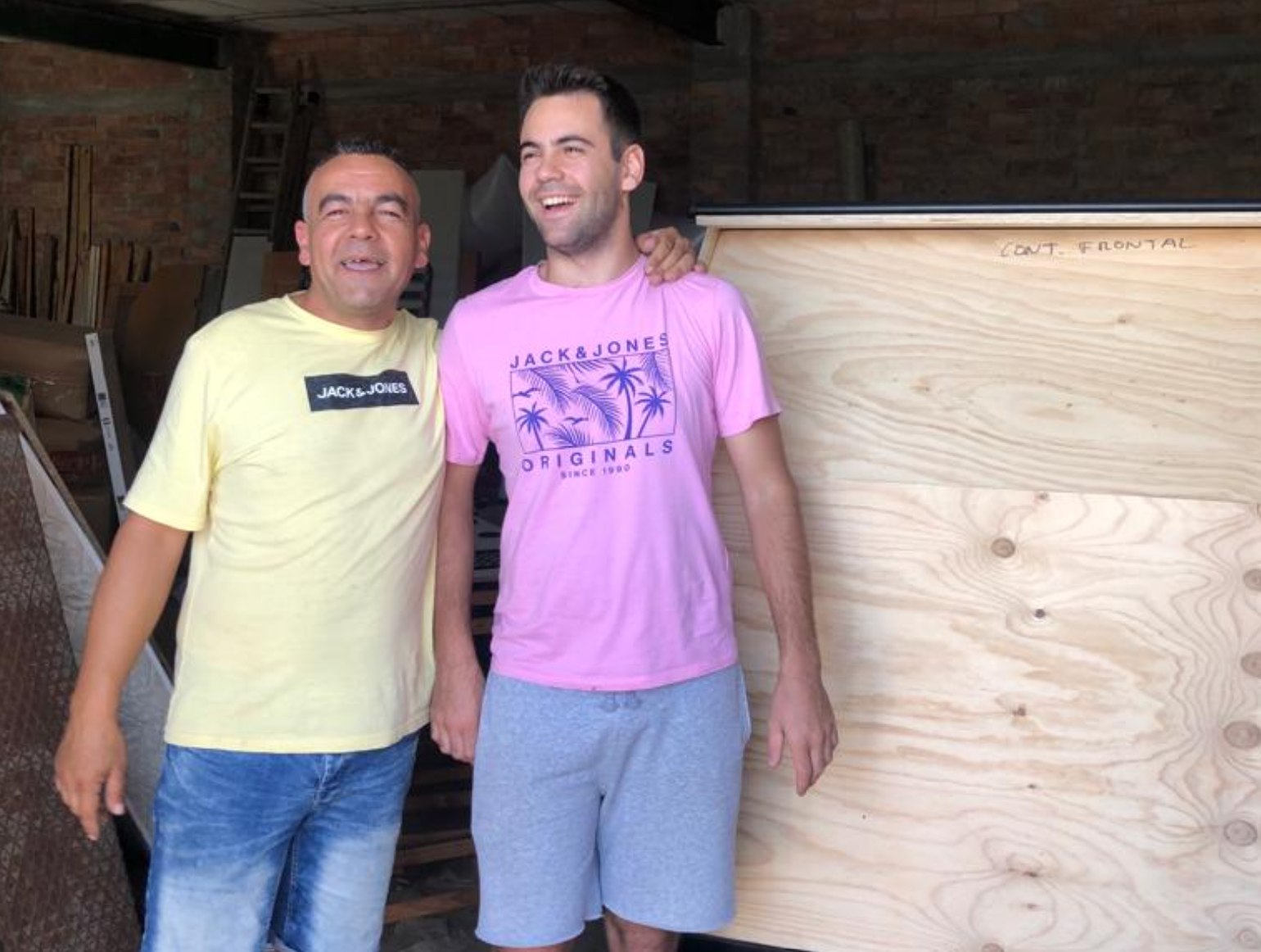 Equipo de OM Campers durante la fabricación en taller